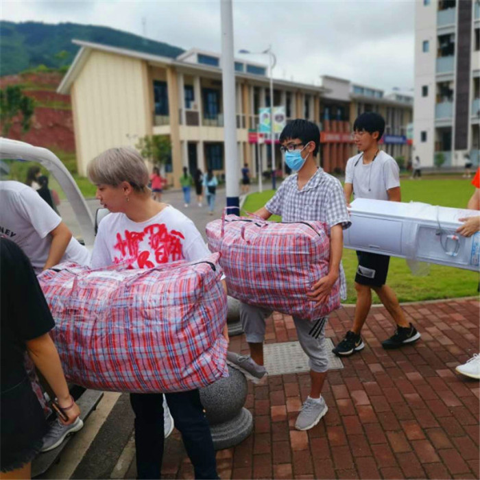 团学志愿者帮忙