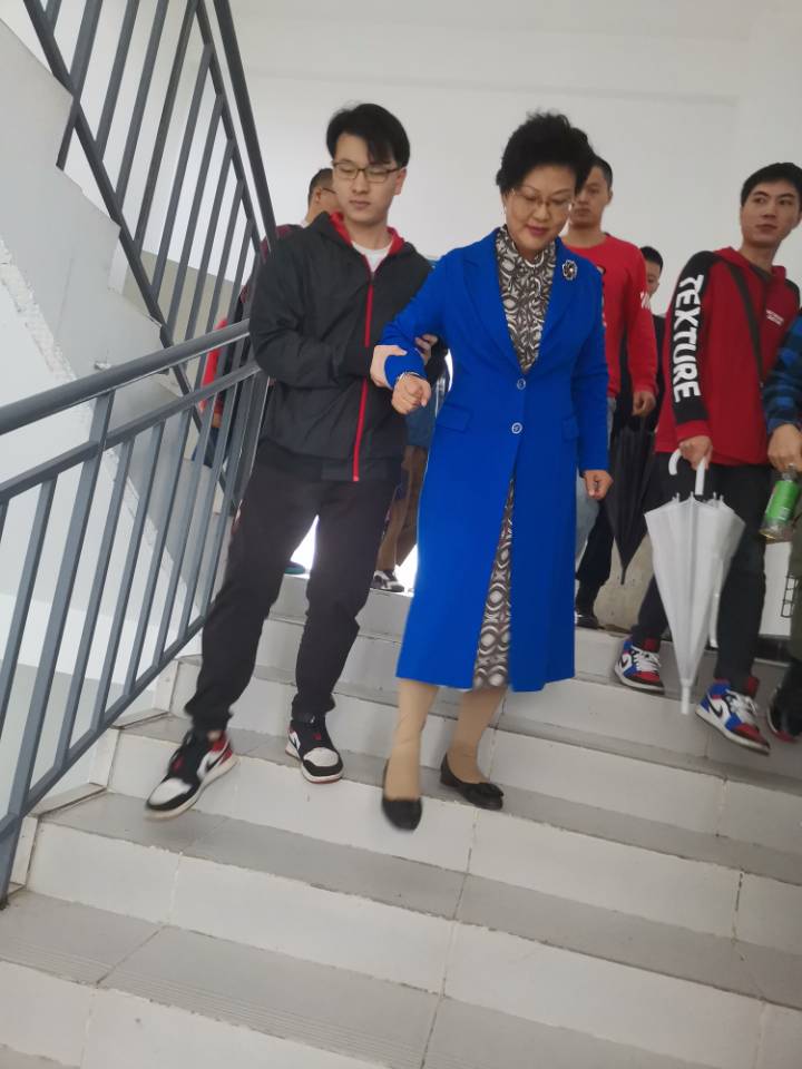 3寇亚丽老师上下楼
