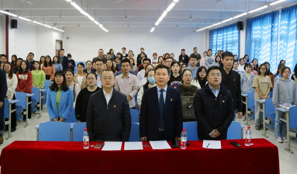 1会议中奏唱国歌