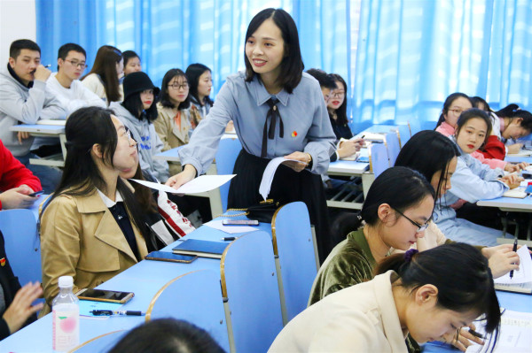 8工作人员分发选票