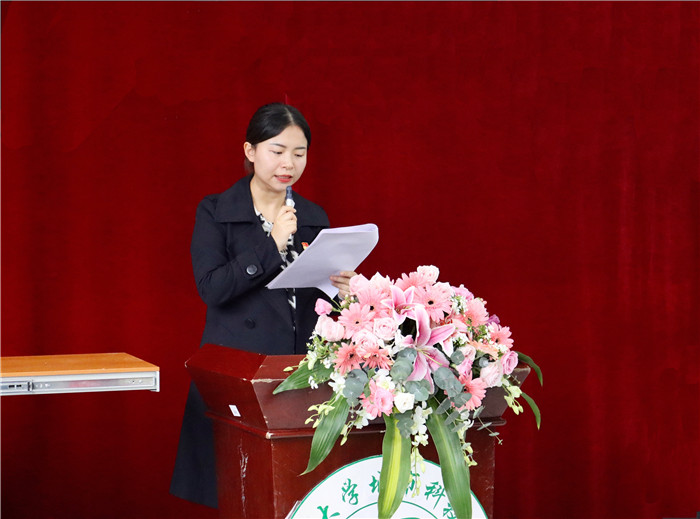 邓杰予同志代表上届党总支作工作报告，