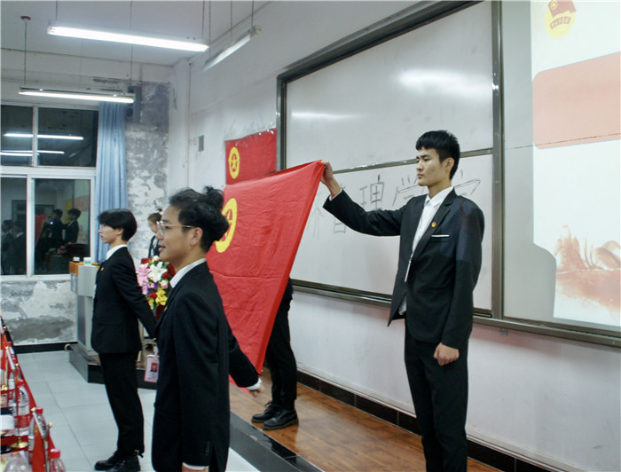 迎团旗