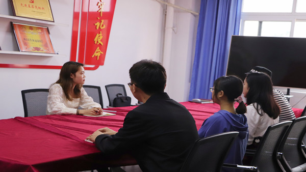 支部组织委员朱巧淋对谈话对象提出建议