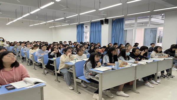 经管学生认真听课