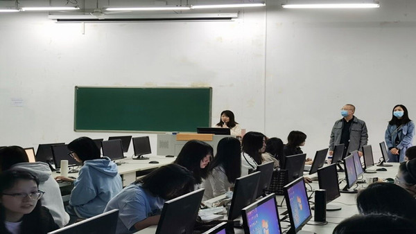 书记带领老师查课
