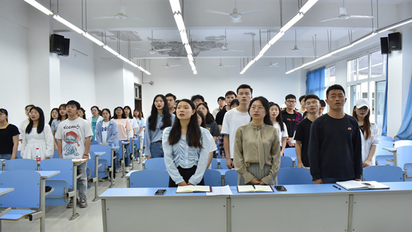 奏唱国歌（图二）