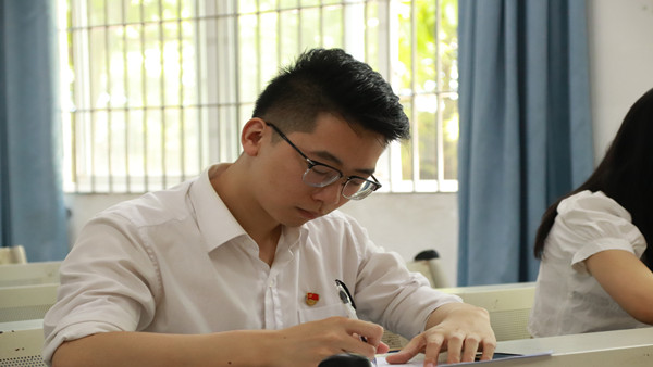 代杰同志主持会议