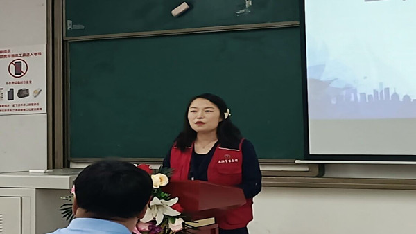 教师代表王琴发言