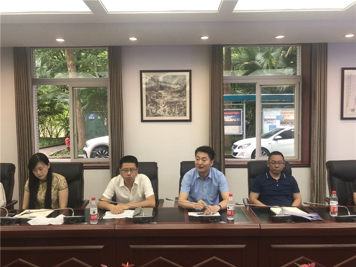 郭建礼与辅导员交流