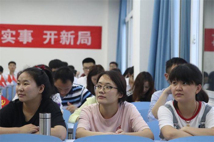 图2&nbsp;&nbsp;师生认真听讲