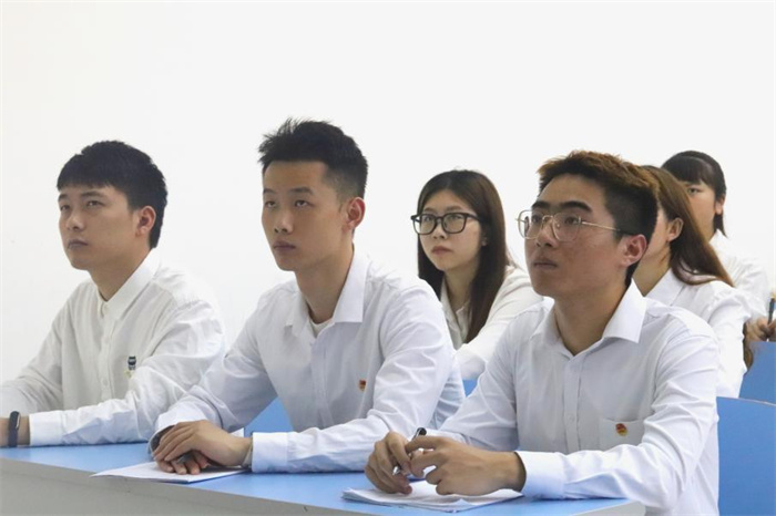 图3&nbsp;&nbsp;师生认真听讲