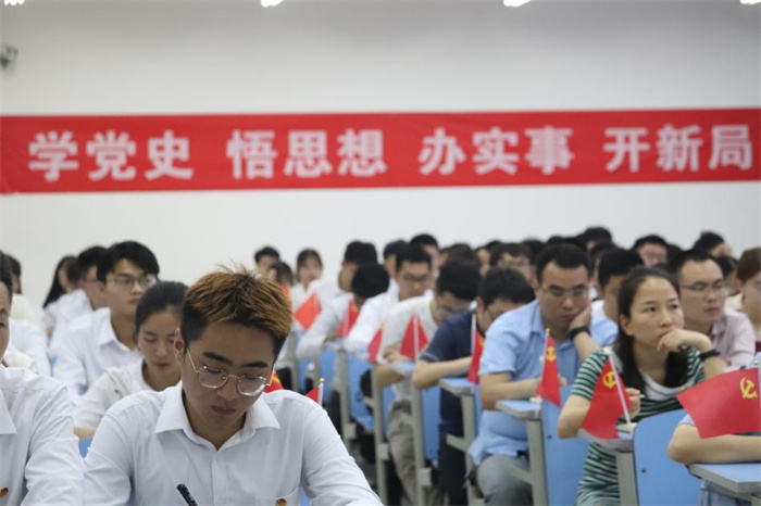 图4&nbsp;&nbsp;师生认真听讲