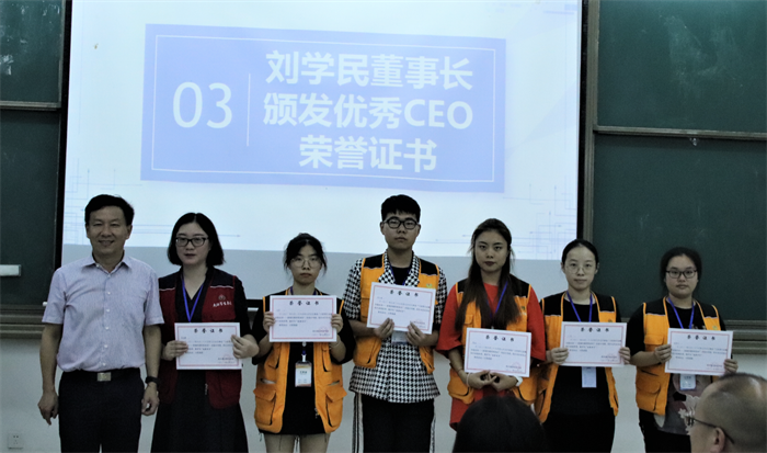 刘学民与优秀学员合影