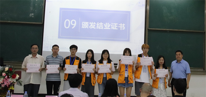 院长与优秀学员合影