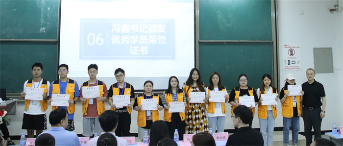 冯鑫与优秀学员合影
