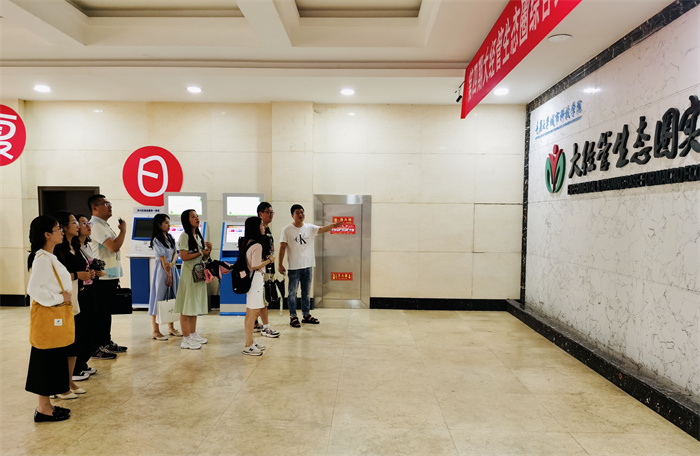 参观大经管生态圈实验实训基地
