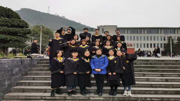 王老师和学生合影 (2)
