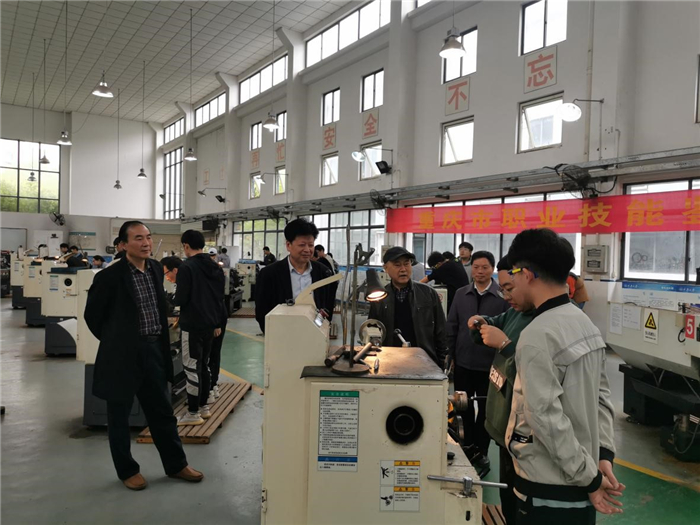 电气工程与智能制造学院赴重庆大学工培中心参观交流