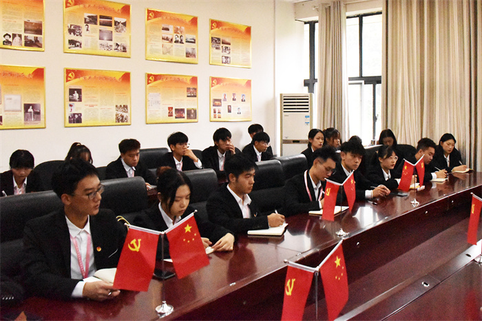 建筑管理学院召开学生骨干例会