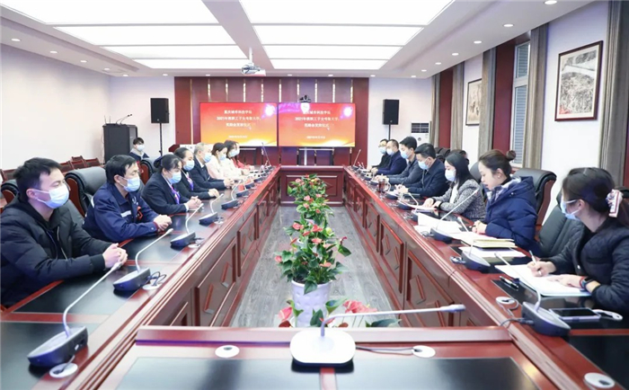 【网易新闻】重庆城市科技学院举行教职工子女考取大学奖励金发放仪式