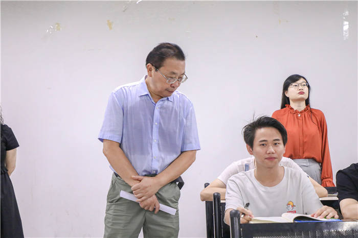 【搜狐新闻】校领导深入课堂检查新学期开学第一课