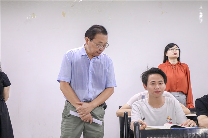 【一点资讯】校领导深入课堂检查新学期开学第一课