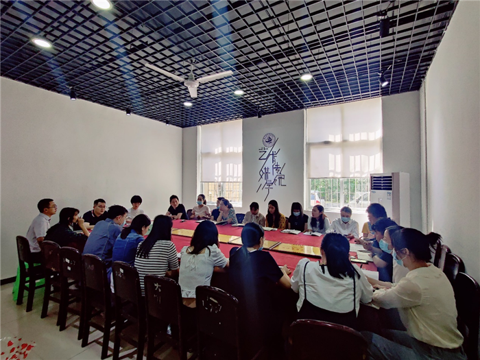 艺术与传媒学院召开学工例会暨教师节座谈会