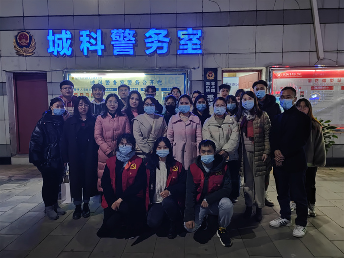 我为群众办实事 寒冬露重 情暖师生 建筑管理学院慰问校外教职工宿舍