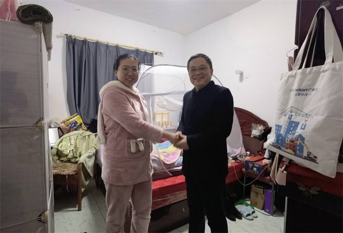 建筑管理学院郑小晴院长一行探望住宿校外教职工