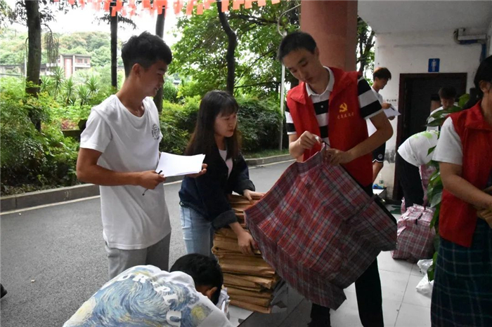人文学院大学生党建工作站积极参与志愿服务活动