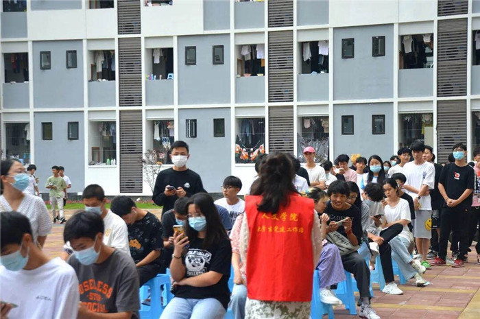 人文学院党建工作站协助医护人员开展新冠疫苗接种工作