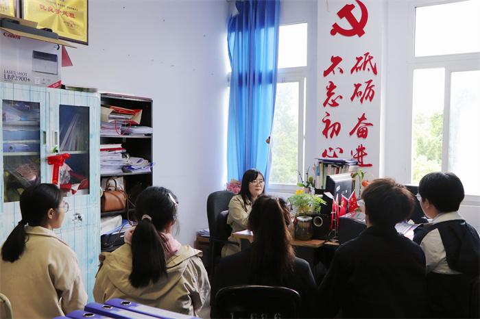 敞心交流凝共识 坚定信念强党性 经济管理学院学生第二党支部同入党申请人谈心谈话