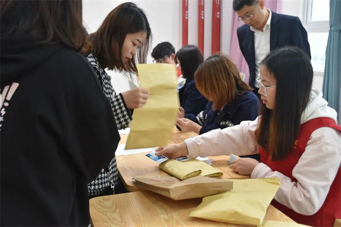 人文学院入党积极分子协助重庆三峡银行办理银行卡开通工作