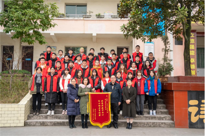 齐心协力育红苗电气工程与智能制造学院师生党员开展志愿者服务