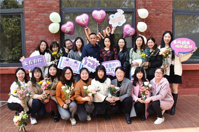 人文学院开展“三八”国际劳动妇女节“兰心如玉”插花活动