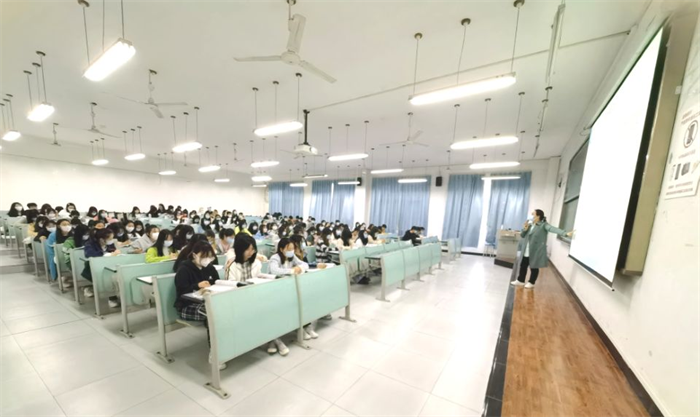 重庆城科校领导深入教学一线开展线下教学检查
