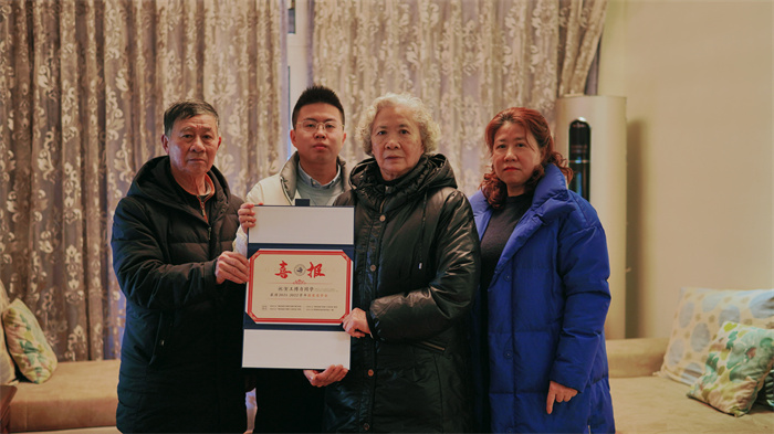 千里送喜报收获 家校协同促成才 重庆城科为荣获国家奖学金的学生发放特制喜报