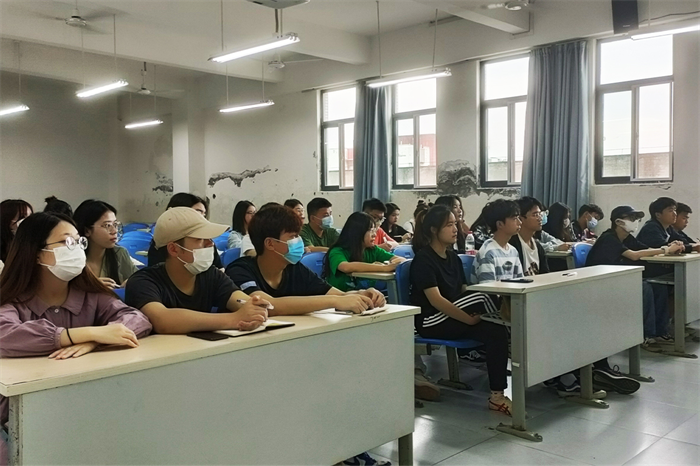 建筑管理学院青马工程班开展“六查六问”专项学习会
