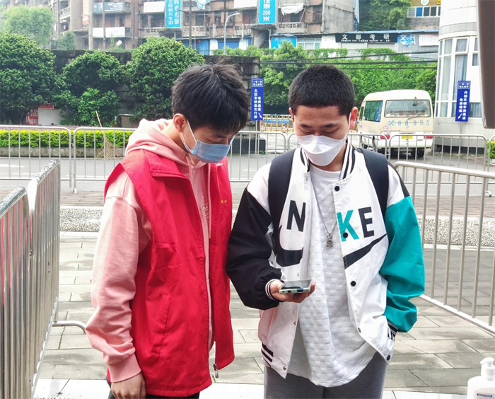 电气工程学院师生党员志愿者助力节后返校疫情防控工作