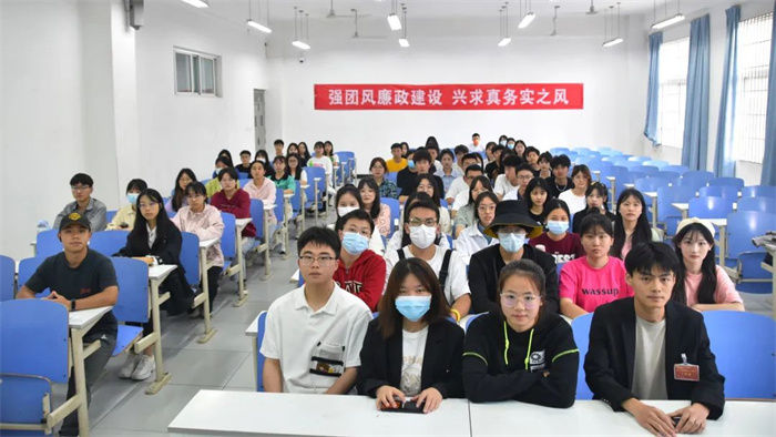 人文学院组织基层团干部开展“六查六问”学习会