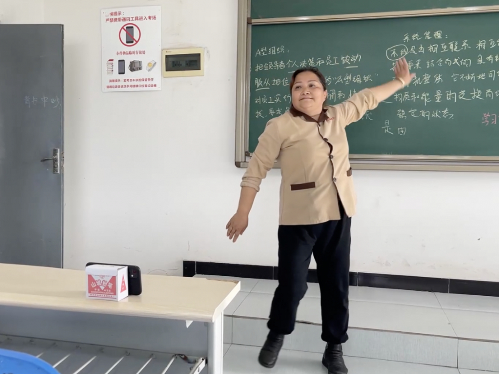【上游新闻】这位保洁孃孃的跳舞视频“火”了！网友：被她脸上的快乐感染到