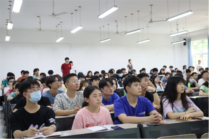 建筑与土木工程学院开展第26期入党积极分子党课培训第二讲