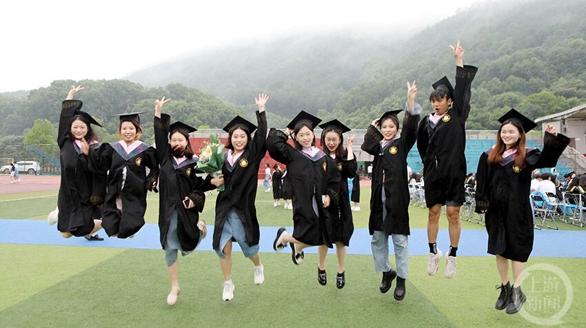 【新浪新闻】重庆城市科技学院雨中的毕业典礼