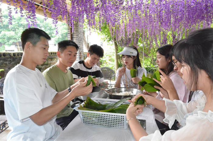 【搜狐新闻】重庆城市科技学院建筑管理学院国际班举行端午游园活动