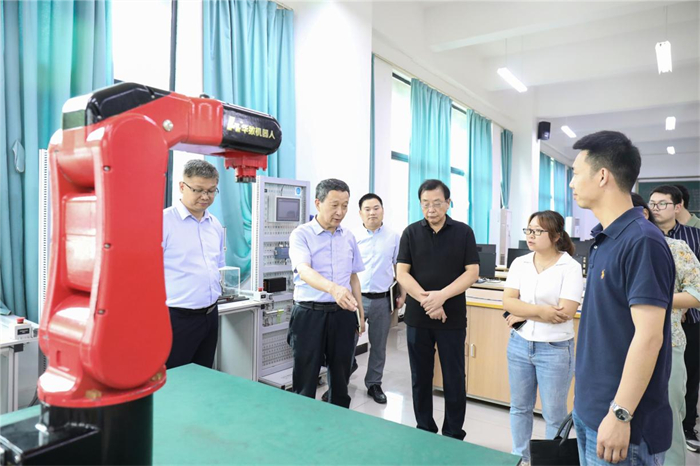 实验室安全检查专家组莅临重庆城市科技学院开展检查工作