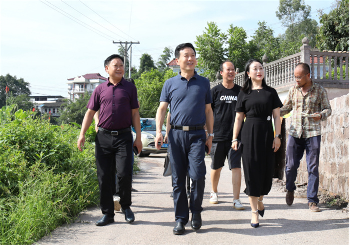 多彩墙绘“绘”出乡村振兴新画卷 学校理事长刘学民一行赴松溉镇看望慰问工作组师生