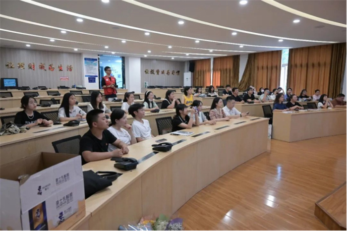 重庆城科举办2022大学生党建工作中心毕业欢送会