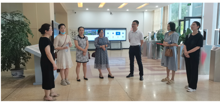 重庆城科图书馆副馆长马印普一行赴成都文理学院图书馆考察交流