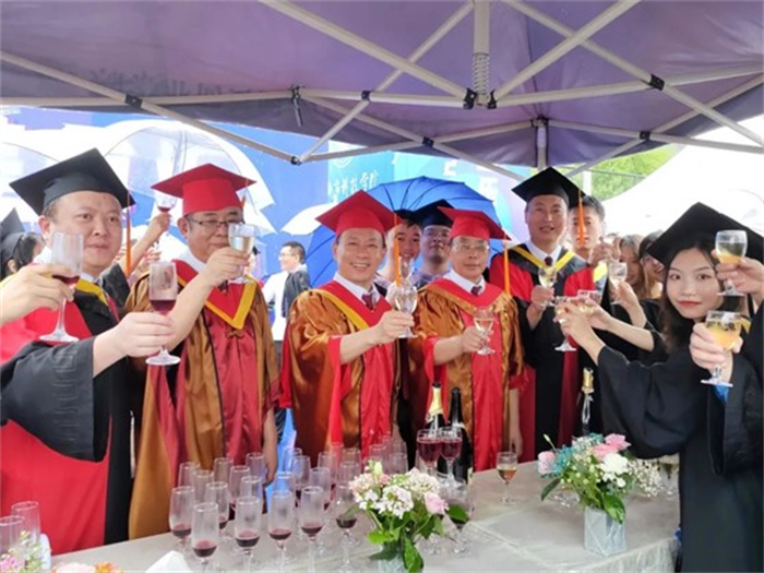 重庆城市科技学院举行2022届毕业典礼暨学位授予仪式