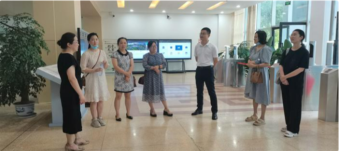 【今日头条】重庆城科图书馆副馆长马印普一行赴成都文理学院图书馆考察交流